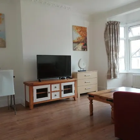 Lovely 3 Bedrooms Flat Near Romford Station With Free Parking Exterior photo