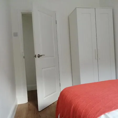 Lovely 3 Bedrooms Flat Near Romford Station With Free Parking Exterior photo