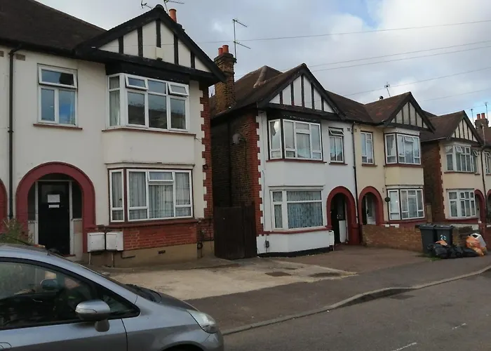 Lovely 3 Bedrooms Flat Near Romford Station With Free Parking