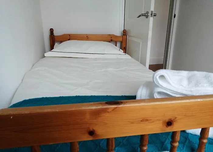 Lovely 3 Bedrooms Flat Near Romford Station With Free Parking