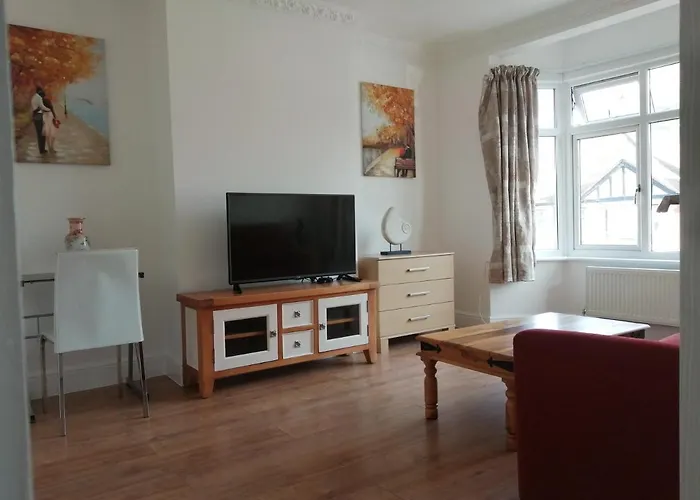 Lovely 3 Bedrooms Flat Near Romford Station With Free Parking