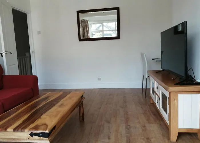 Lovely 3 Bedrooms Flat Near Romford Station With Free Parking