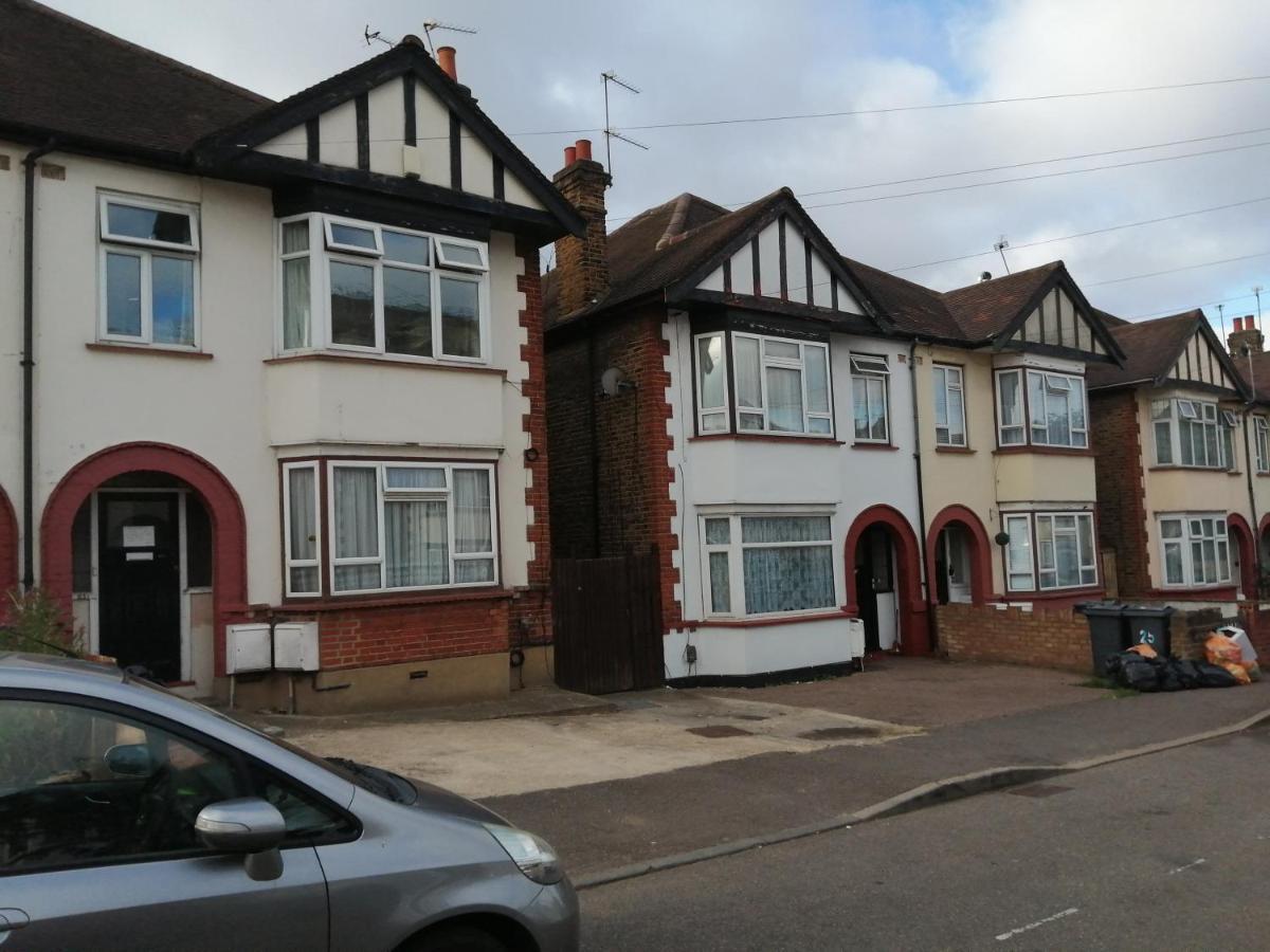 Lovely 3 Bedrooms Flat Near Station With Free Parking * Romford
