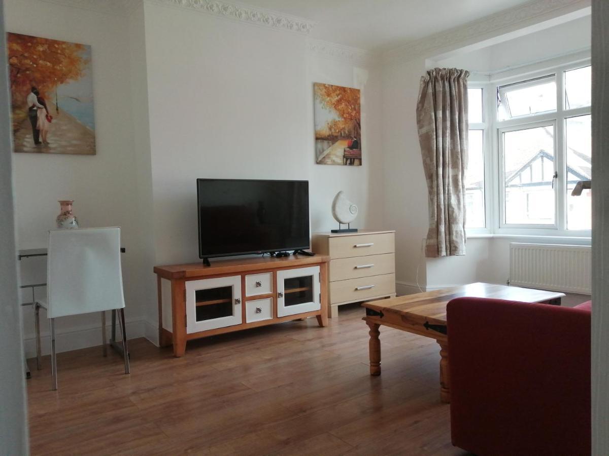 Apartment Lovely 3 Bedrooms Flat Near Station With Free Parking *