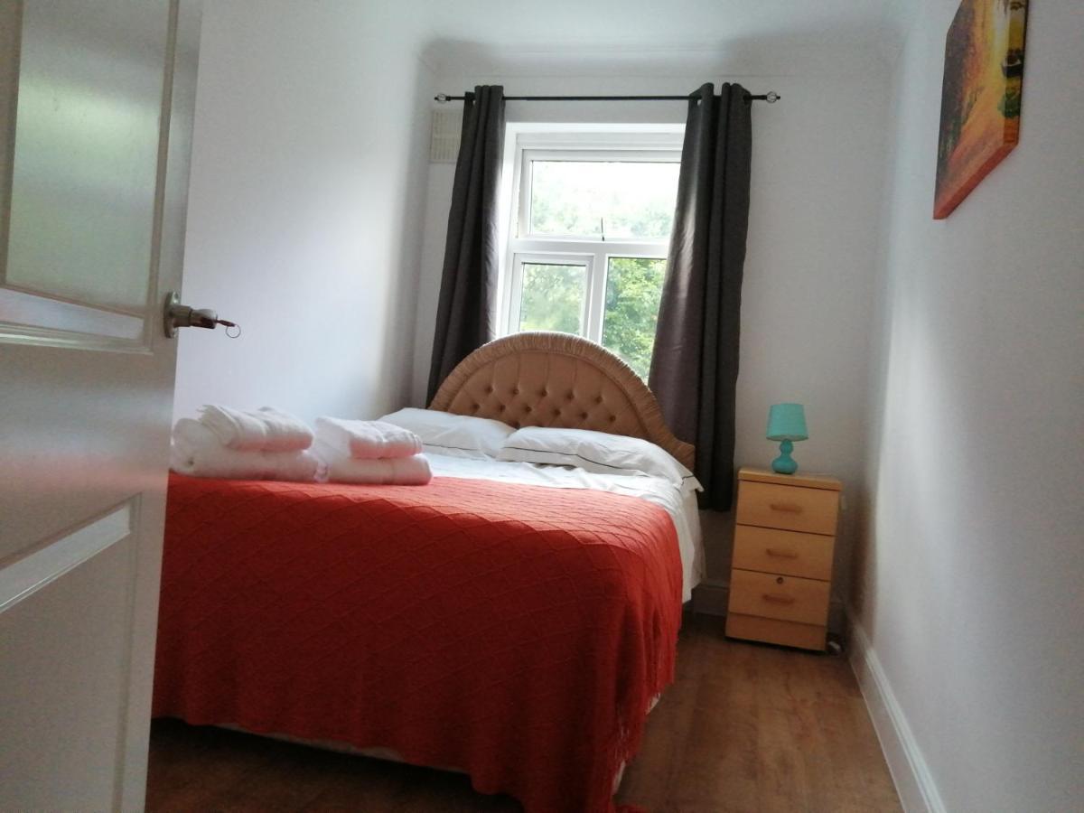 Lovely 3 Bedrooms Flat Near Station With Free Parking Apartment *