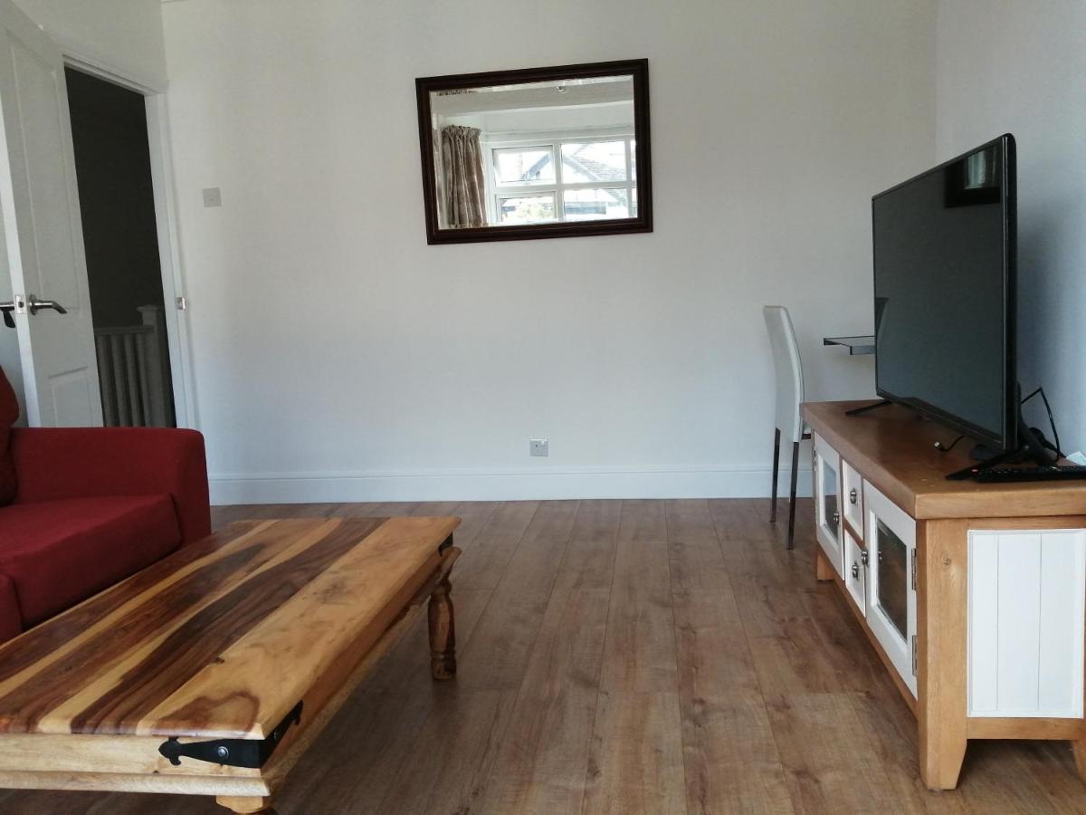 Lovely 3 Bedrooms Flat Near Station With Free Parking