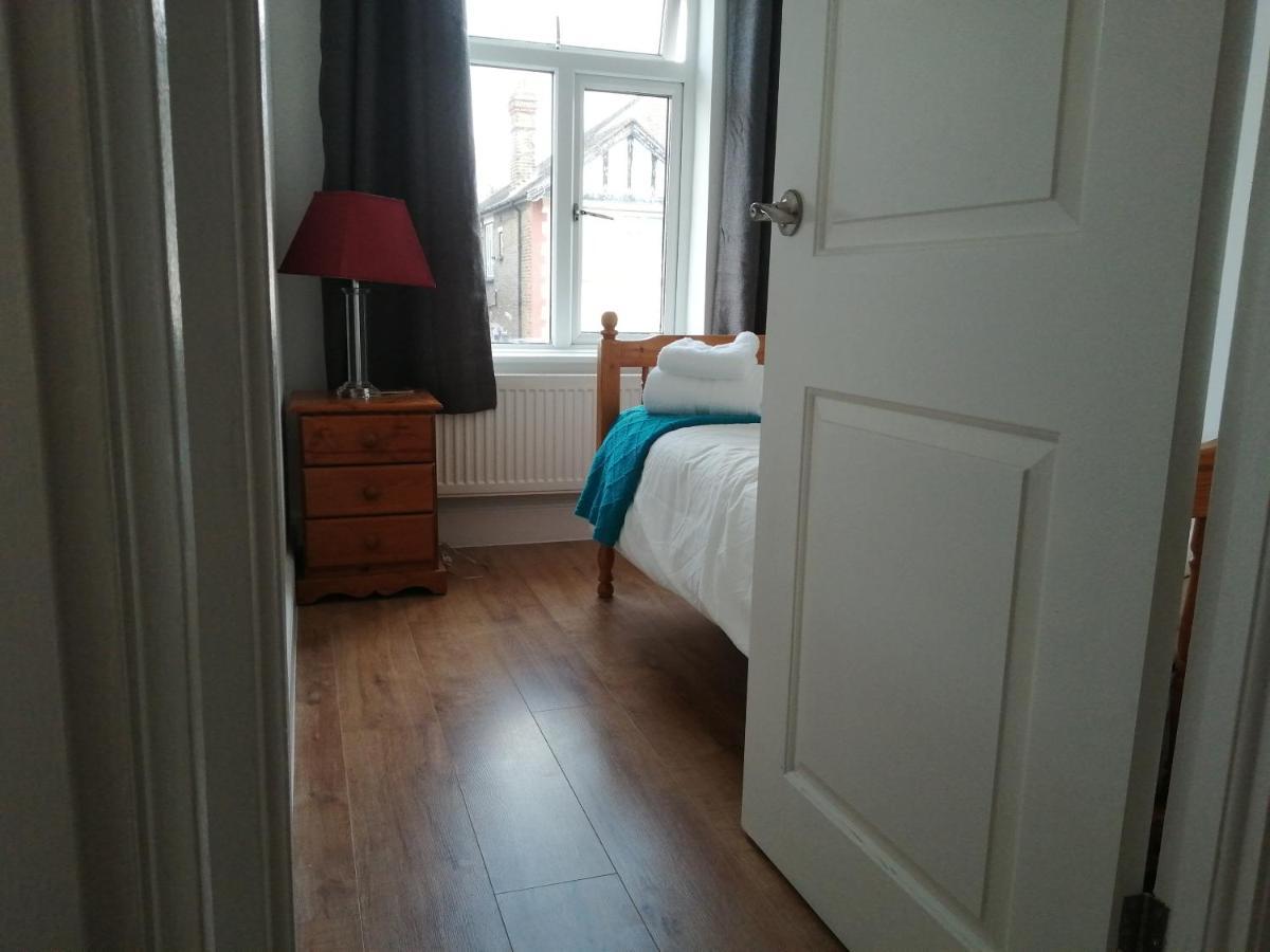 Lovely 3 Bedrooms Flat Near Station With Free Parking * Romford
