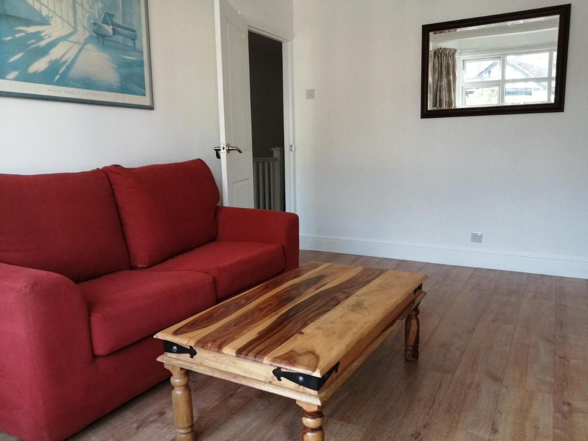 Lovely 3 Bedrooms Flat Near Station With Free Parking Apartment *