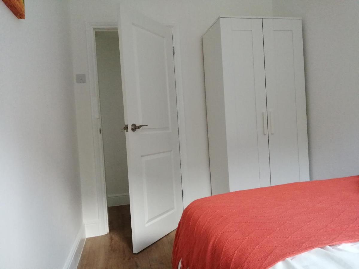 Lovely 3 Bedrooms Flat Near Station With Free Parking Apartment