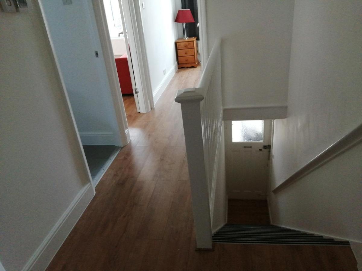 Lovely 3 Bedrooms Flat Near Station With Free Parking Apartment Romford