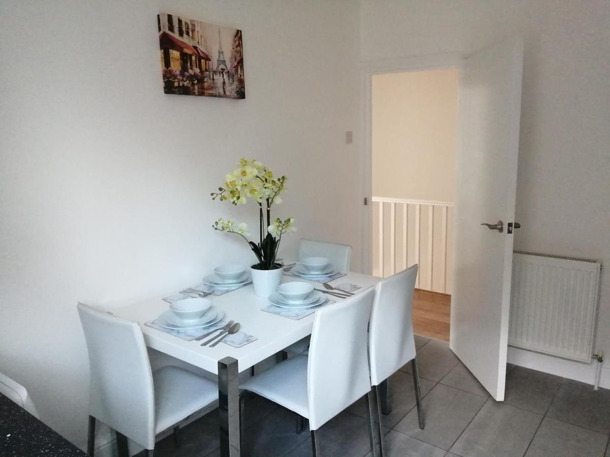 Lovely 3 Bedrooms Flat Near Station With Free Parking Apartment