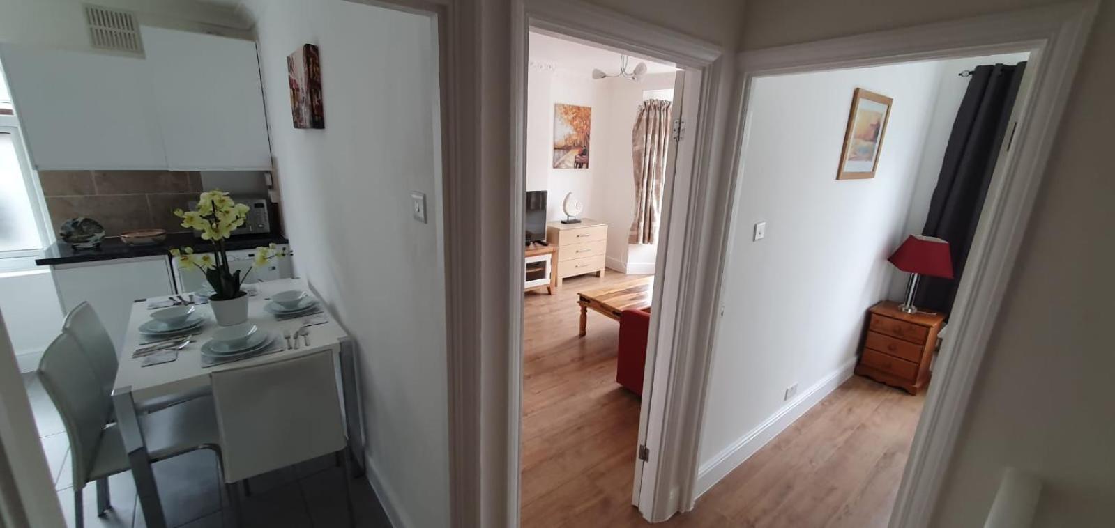 Lovely 3 Bedrooms Flat Near Station With Free Parking Apartment Romford
