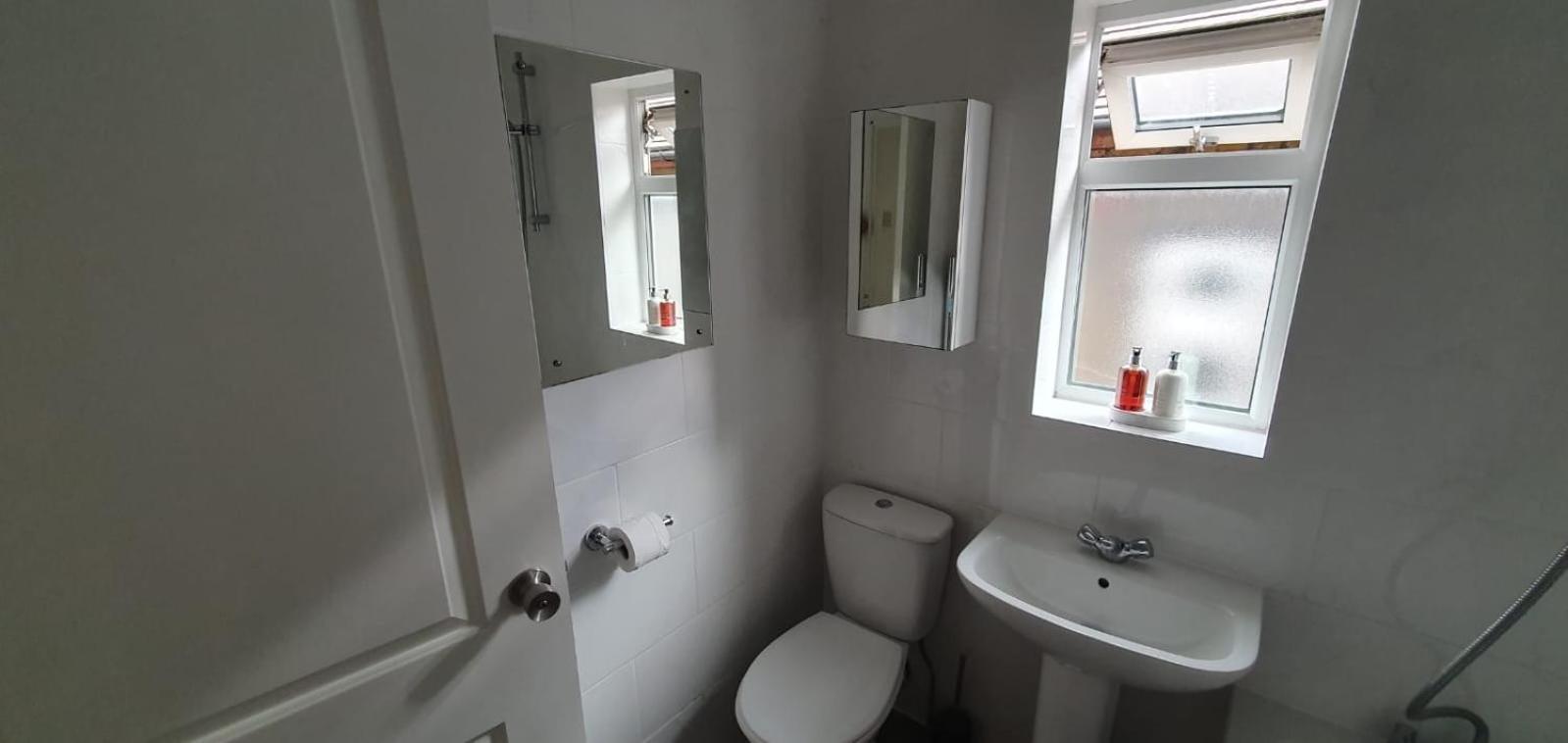 Lovely 3 Bedrooms Flat Near Station With Free Parking