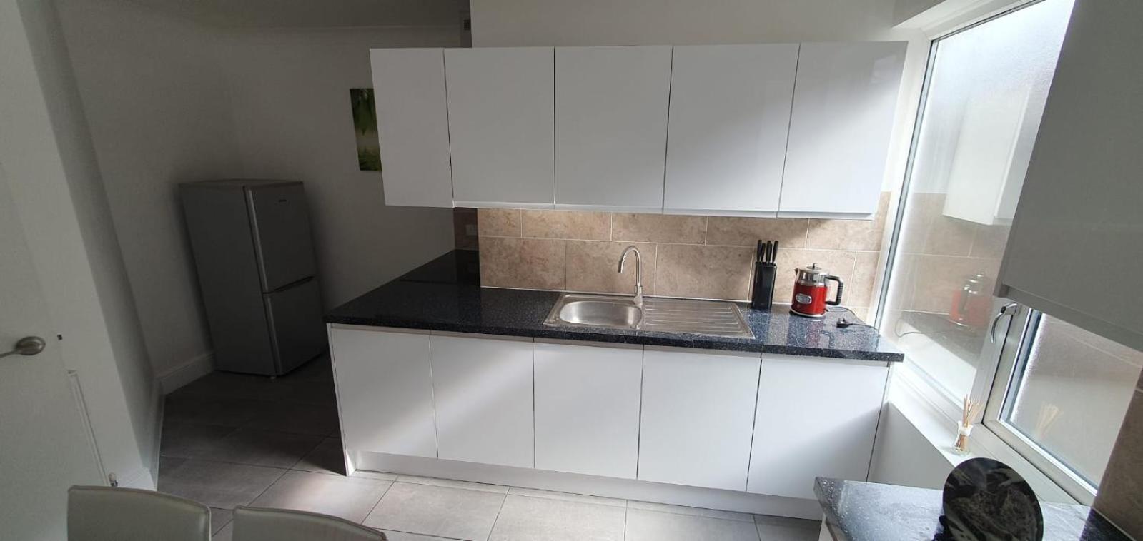 Lovely 3 Bedrooms Flat Near Station With Free Parking * Romford