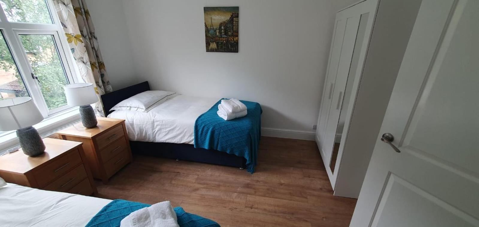 Lovely 3 Bedrooms Flat Near Station With Free Parking Romford