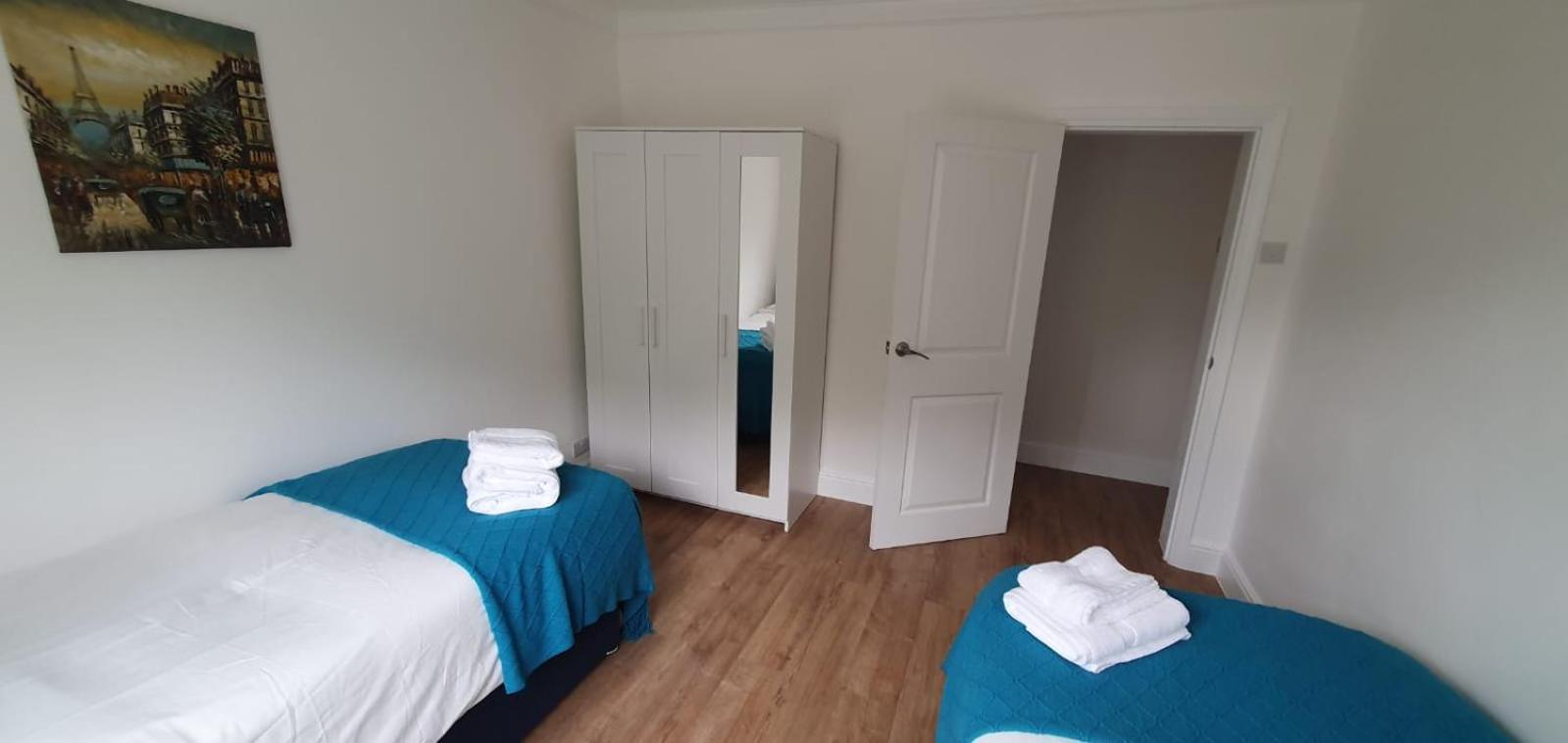 Lovely 3 Bedrooms Flat Near Station With Free Parking Apartment *