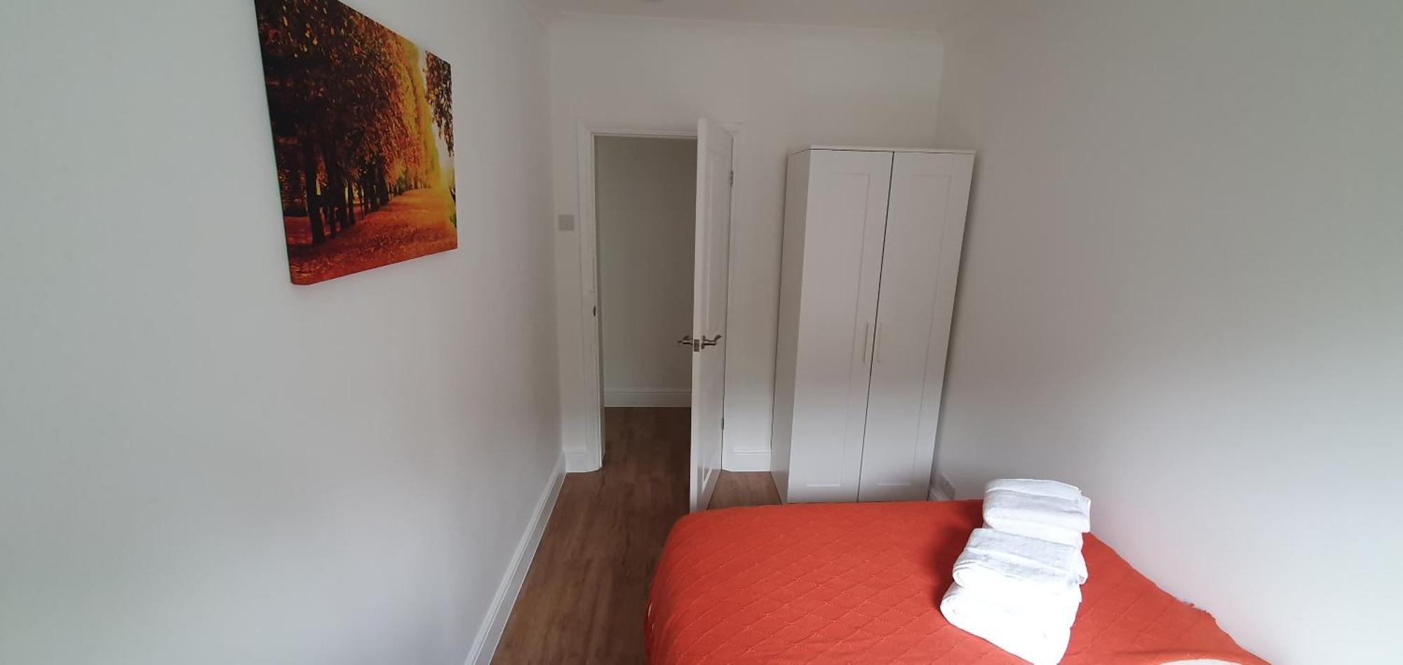 Lovely 3 Bedrooms Flat Near Station With Free Parking *