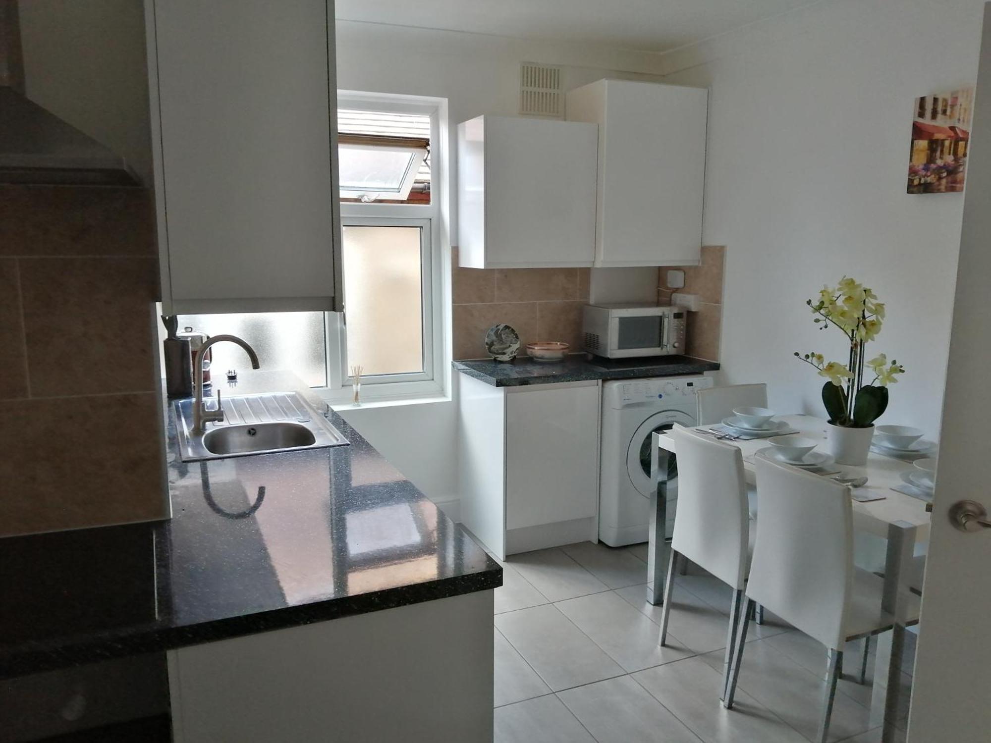 Lovely 3 Bedrooms Flat Near Station With Free Parking Apartment *